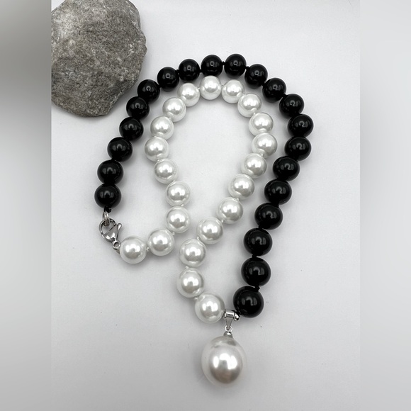 BLACK/WHITE SHELL PEARL NECKLACE - Picture 3 of 11